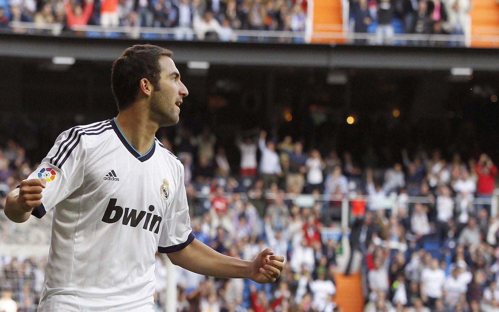 创造历史的巴萨女足，首次完成三冠王伟业，铸就女子足球新纪元